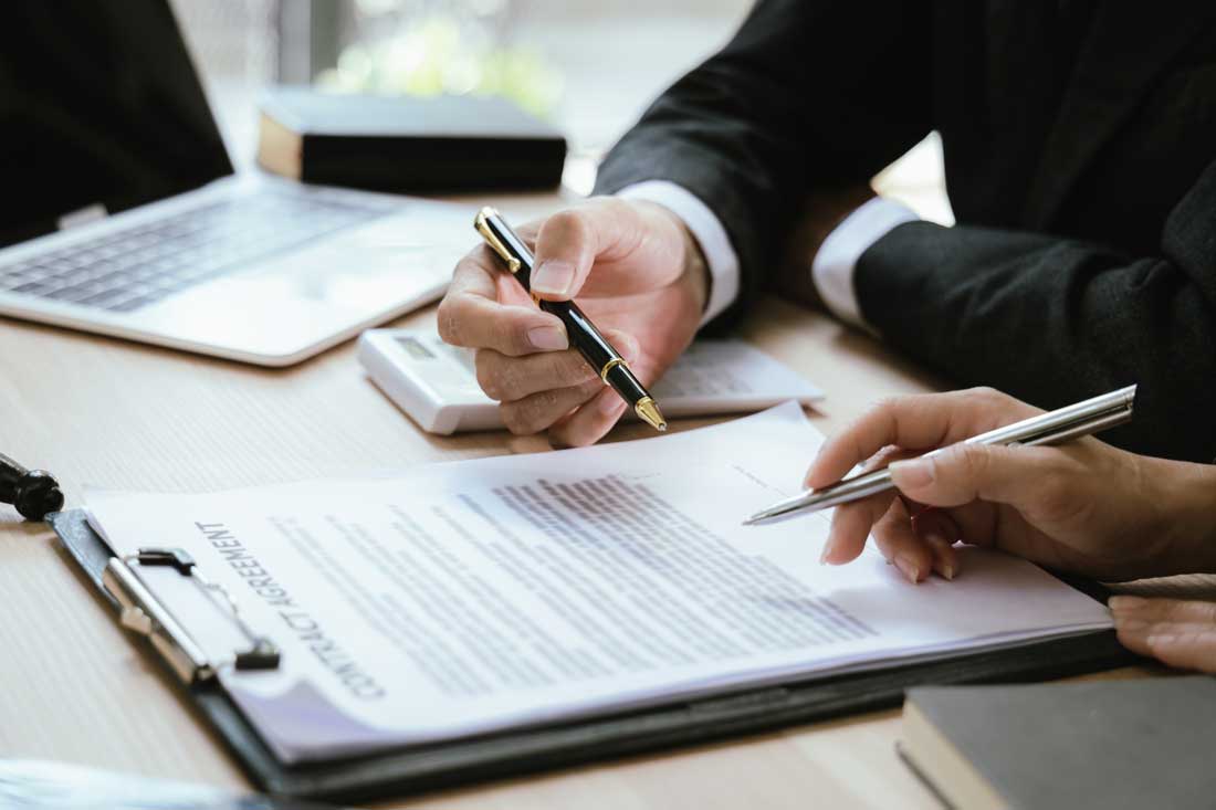 Injured client consulting a slip and fall lawyer in the Rio Grande Valley
